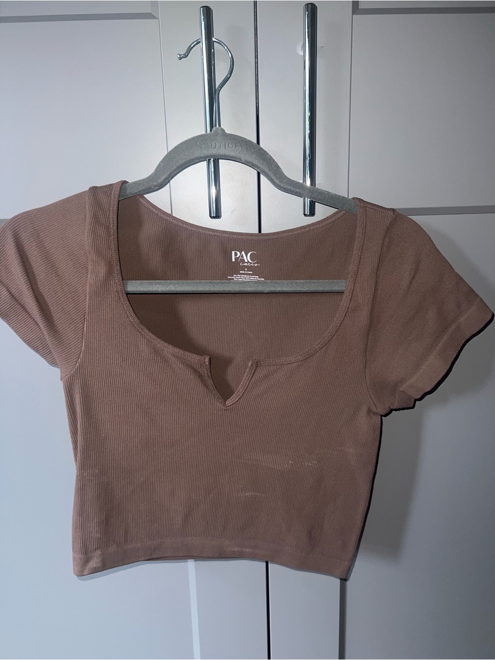 PacSun Ribbed Scoop Notch Crop Top in Mauve Brown